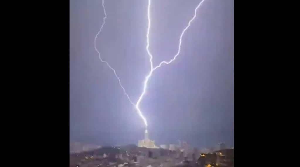 Rayo cae sobre reloj de La Meca, Arabia Saudita