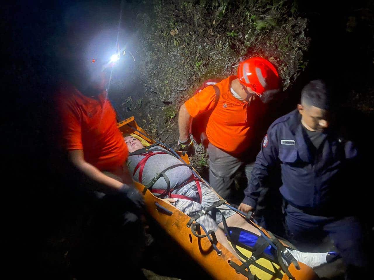 Un niño de 12 años de edad que cayó a un pozo en el Cerro de la Silla, fue rescatado por elementos de Protección Civil y elementos de la policía, la tarde del miércoles en el Cerro de la Silla, municipio de Guadalupe.