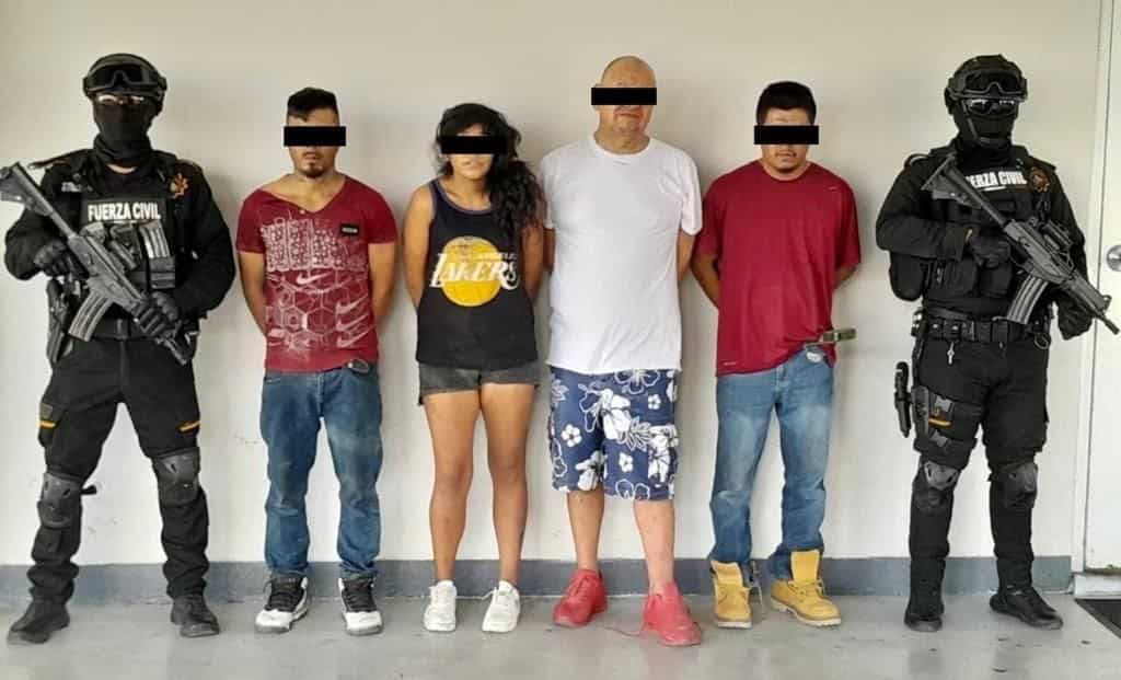 Como resultado de operaciones de disuasión delictiva, policías de Fuerza Civil lograron la detención de cuatro personas y un menor de edad, con más de 100 dosis de drogas, armas y equipo táctico, en el municipio de García.