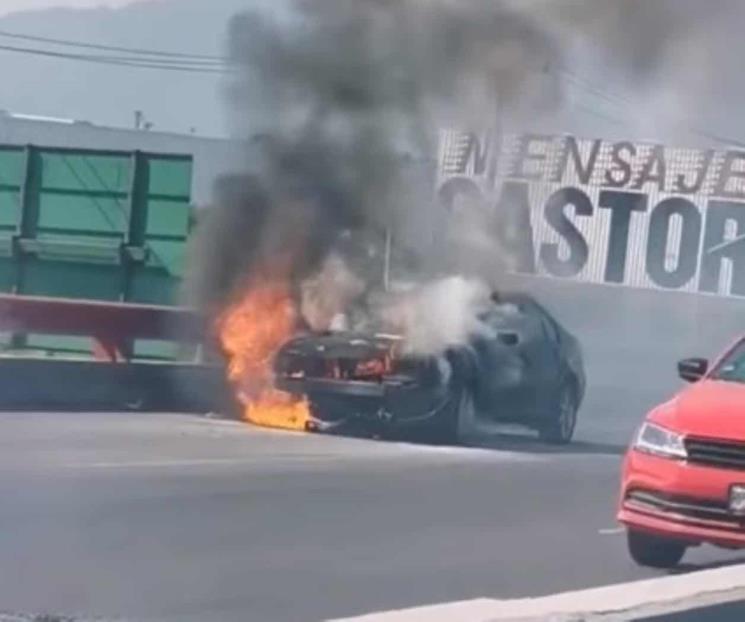Se incendia auto en Av. Miguel Alemán
