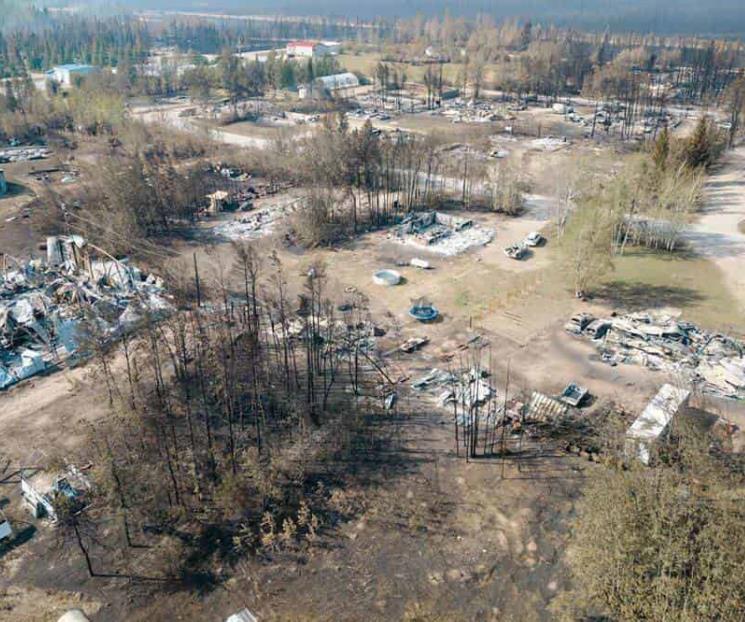 Ordenan evacuar ciudad en Canadá por incendios forestales