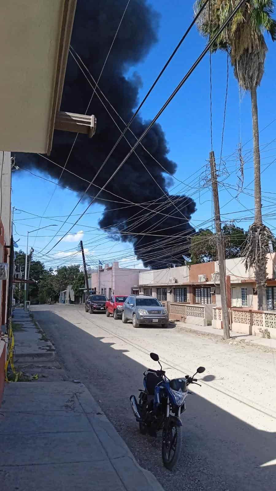 El incendio de contenedores con diesel y gasolina movilizó a los cuerpos de auxilio quienes trabajan para sofocar el siniestro, en Cadereyta.