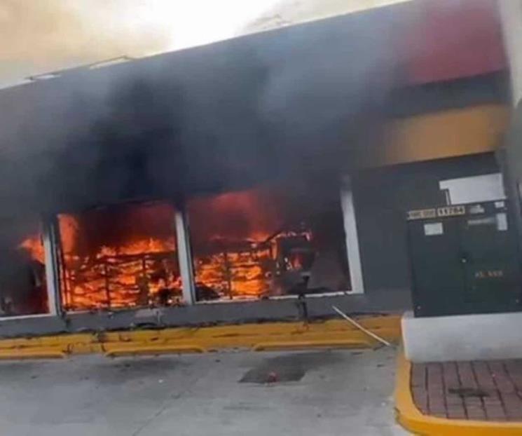 Persisten bloqueos y quema de negocios en Michoacán