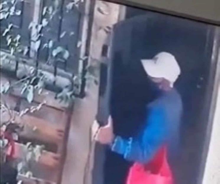 Captan a hombre robando televisor en Cumbres