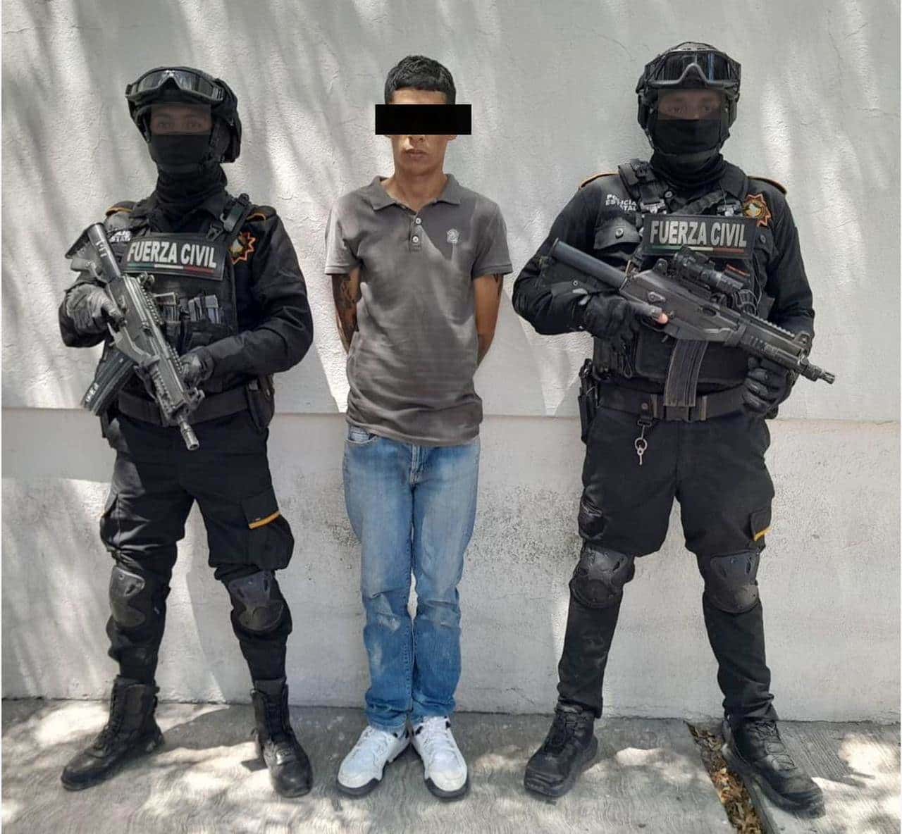 Un presunto vendedor de droga y quien portaba un arma de fuego, fue detenido por elementos de Fuerza Civil, al norte de Monterrey.