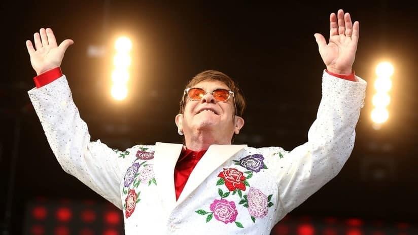 Hospitalizan a Elton John tras caída en su casa de Francia