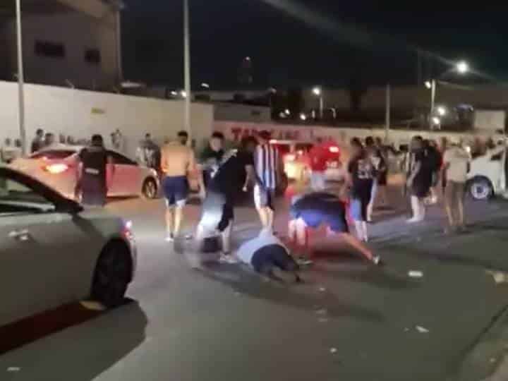 Dos paramédicos resultaron lesionados, uno de ellos de gravedad, tras ser agredidos por presuntos integrantes de "La Adicción" del equipo de futbol Monterrey al tratar de detener una riña, la noche del domingo en el municipio de Guadalupe.