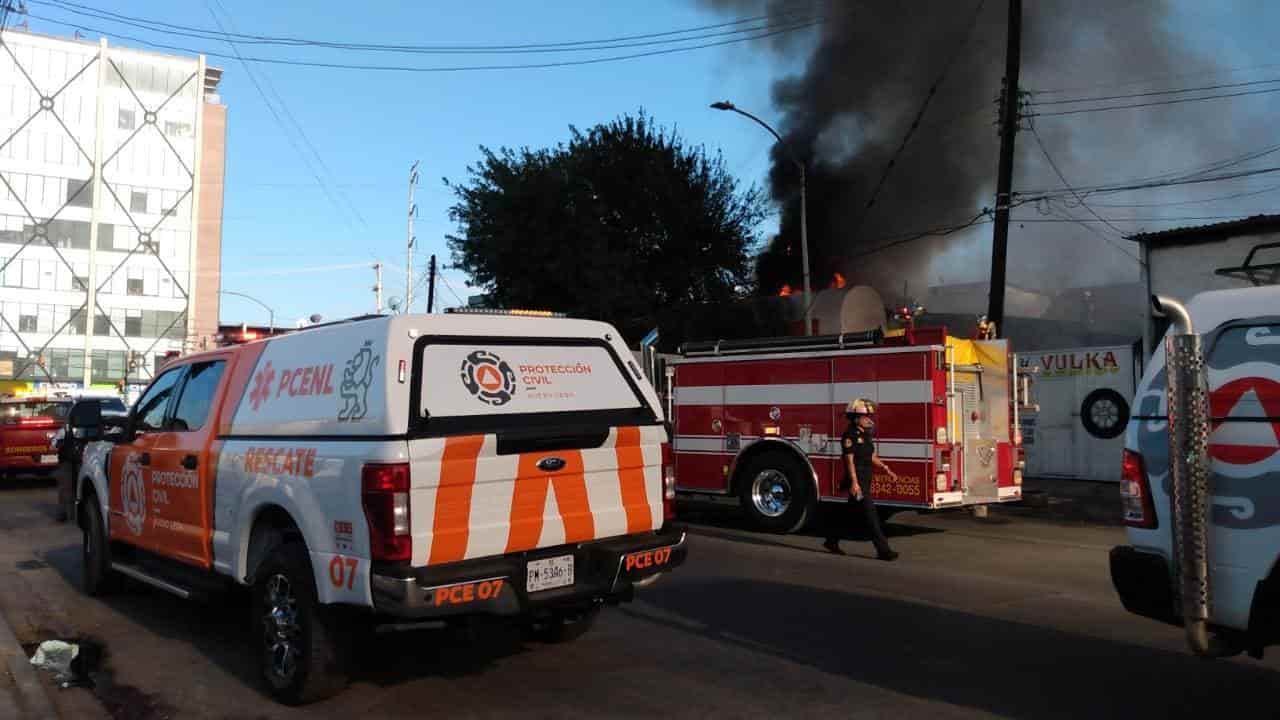 El incendio en un terreno baldío se propagó a unos tejabanes, evacuando a por lo menos 50 personas, en Escobedo.