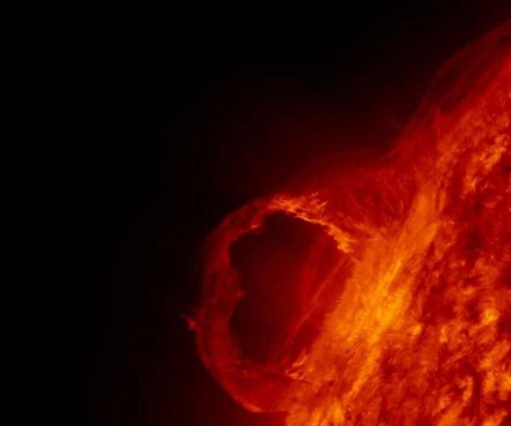 NASA detecta mancha solar que gira hacia la Tierra
