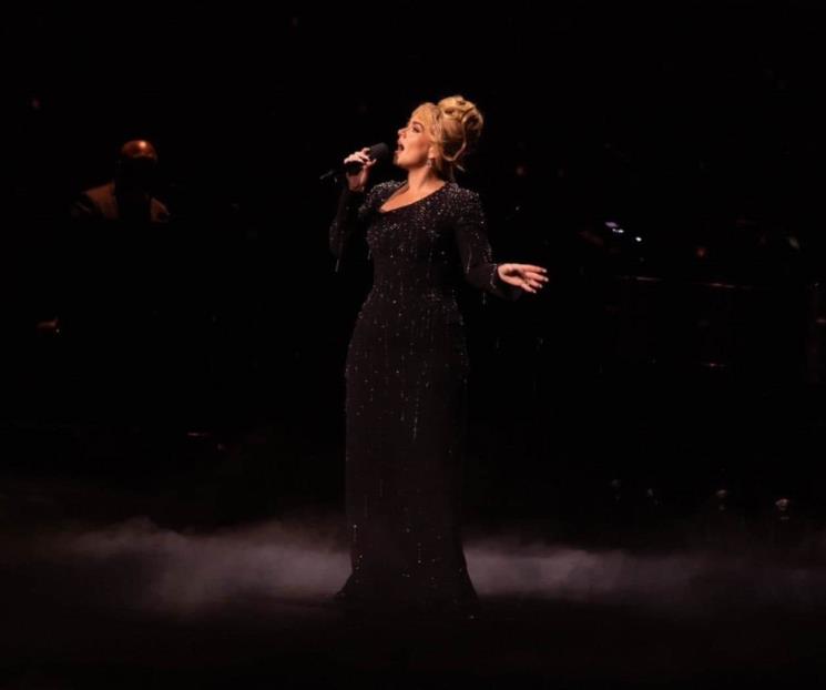 Adele se derrumba en el escenario tras experimentar un dolor