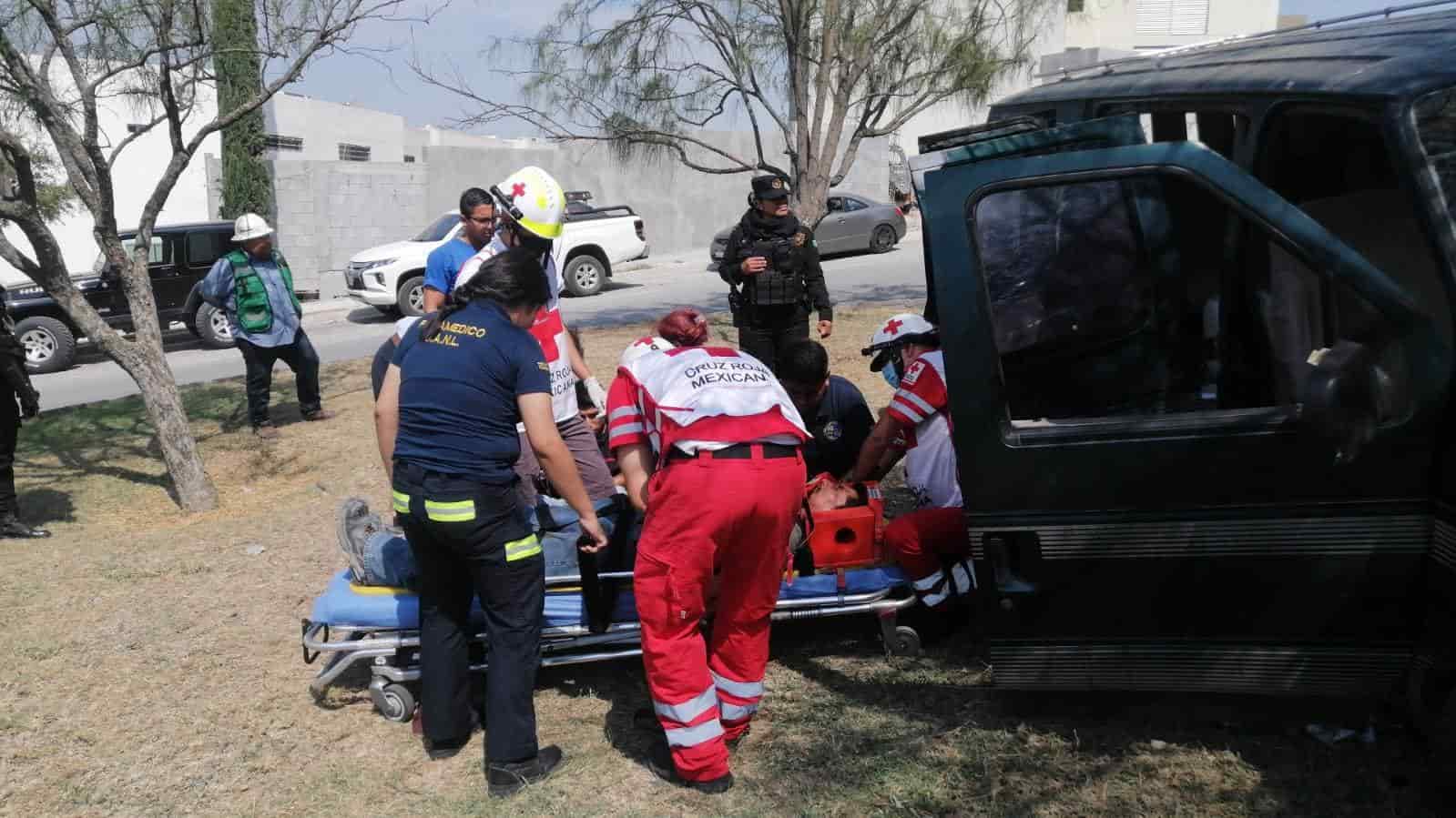 El conductor de una camioneta perdió el control de la unidad y tras estrellarse en el cordón de una banqueta terminó sobre una rotonda, ayer en la Colonia Colinas del Huajuco, donde dos personas resultaron lesionadas, al sur del municipio de Monterrey.
