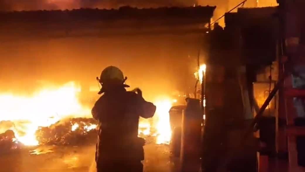 Durante más de ocho horas, elementos de la Central de Bomberos de Nuevo León, trabajaron para controlar el incendio registrado en una empresa recicladora de materiales, en el municipio de Escobedo.