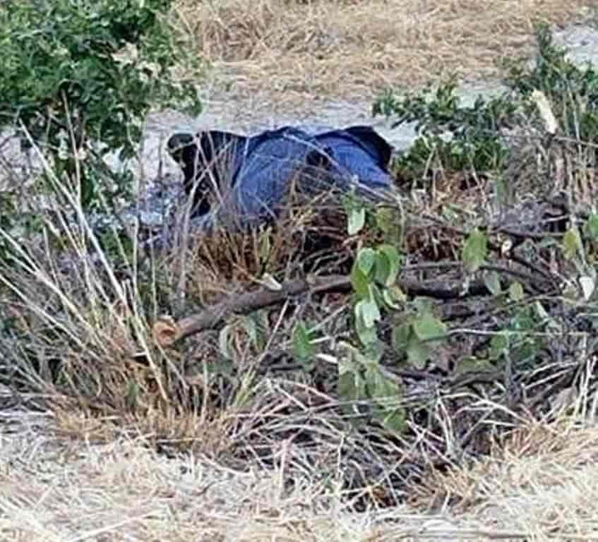 Una intensa movilización policiaca se registró en el municipio de Salinas Victoria, al reportarse el hallazgo del cuerpo de un hombre que estaba abandonado a un costado de un tramo carretero.