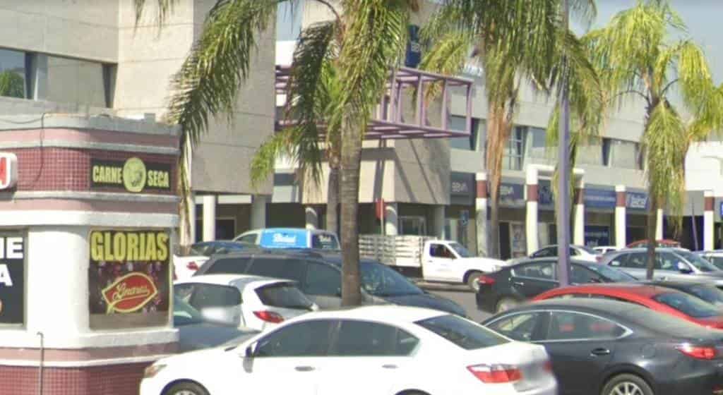 Un robo millonario fue cometido en el estacionamiento de un banco ubicado al sur de la ciudad, donde cuatro delincuentes sometieron a un mensajero quien fue despojado de un millón 800 mil pesos en efectivo.