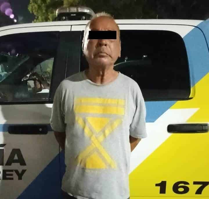 Un hombre fue detenido por oficiales de la Policía de Monterrey, acusado de hacerle tocamientos a una mujer, a quien le ofreció dinero para que le enseñara sus partes nobles, la madrugada de ayer en la Colonia Treviño.