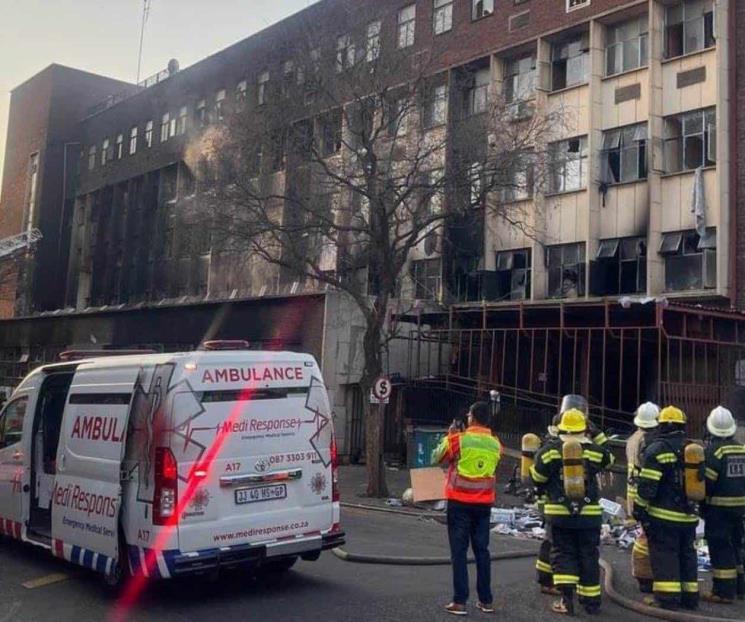 Incendio en edificio deja 74 muertos en Johannesburgo