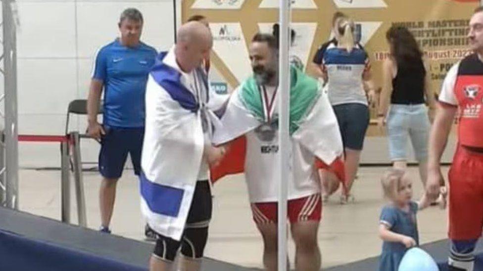 Suspenden a atleta iraní por saludar a Israelí
