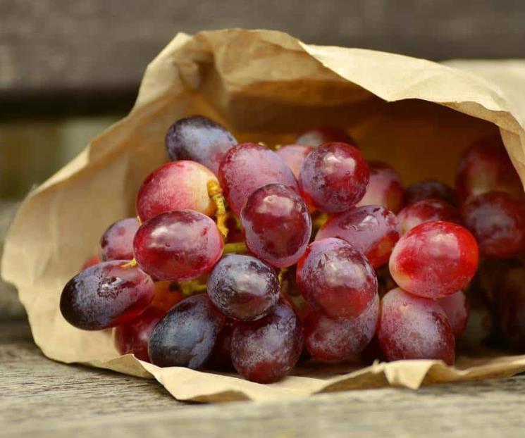 Expertos recomiendan uvas para combatir las varices