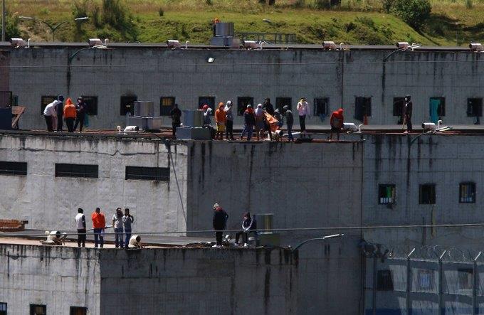 Reos mantienen retenidos a 57 guardias en cárcel de Ecuador