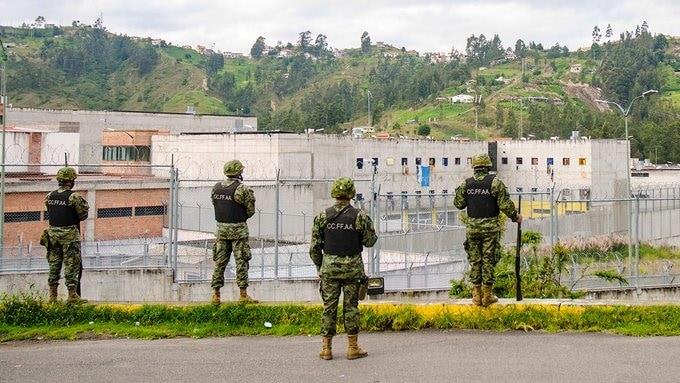 Liberan a rehenes de motines en cárceles de Ecuador