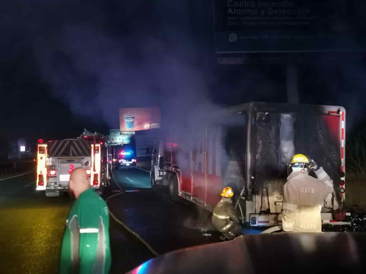 En diferentes hechos registrados en los municipios de Monterrey, Cadereyta y Monterrey, tres vehículos se incendiaron, sin que se reportaran lesionados, únicamente daños materiales.