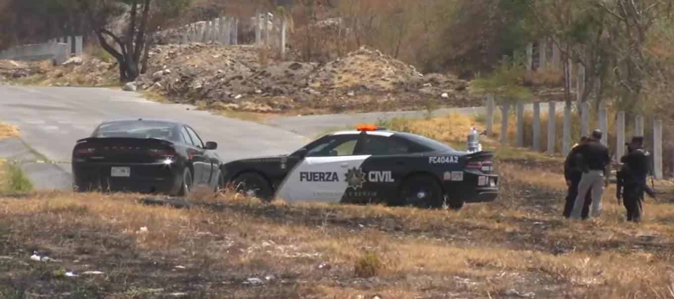 El cuerpo de un hombre con evidentes huellas de torturas, fue encontrado ejecutado de varios balazos a un costado de la Autopista Periférico, a la altura de la colonia Lomas de Anzures en el municipio de Juárez.