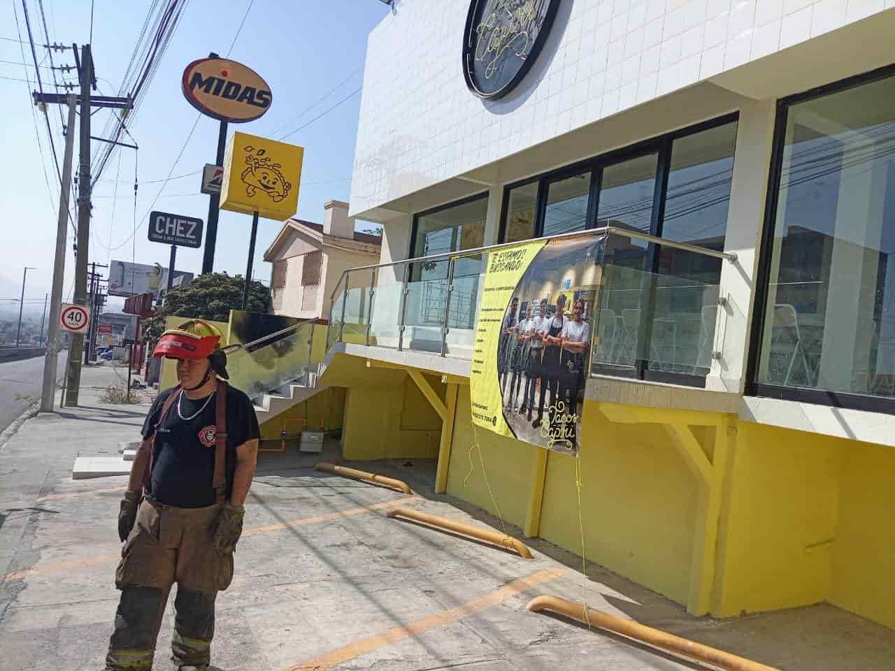 Empleados y clientes de un restaurante ubicado en el Tercer Sector de Cumbres, fueron evacuados, al registrarse un conato de incendio en las instalaciones eléctricas.