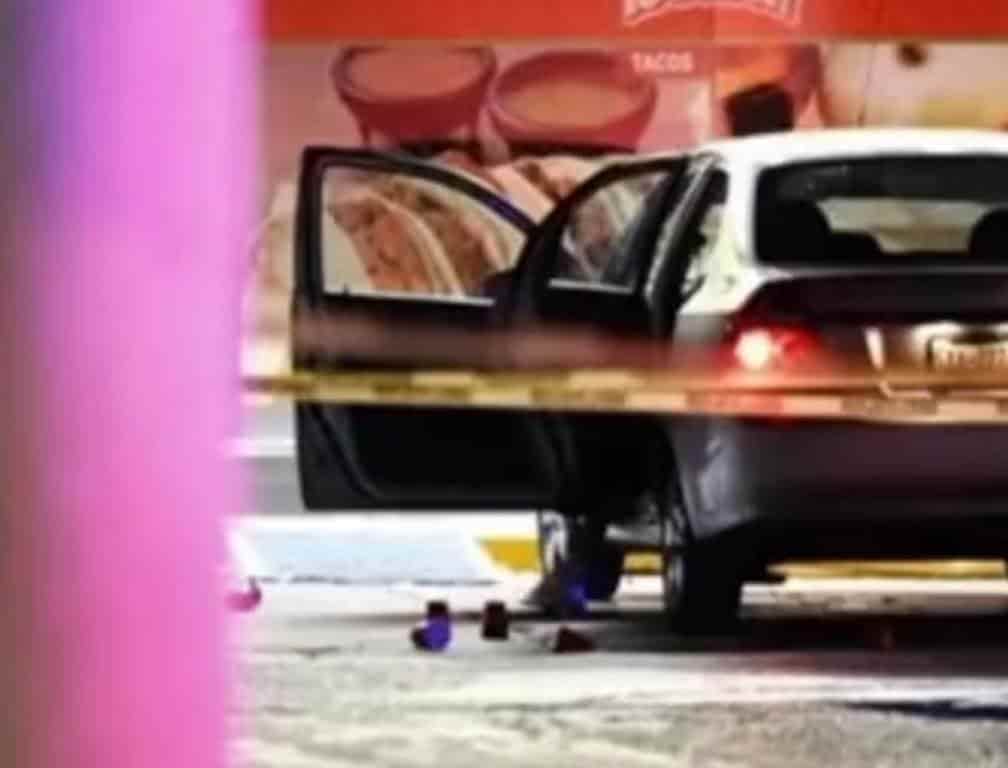 Un hombre fue ejecutado en un vehículo cuando se encontraba con su pareja y un bebé, la noche del sábado en la Colonia Del Valle, municipio de San Pedro.