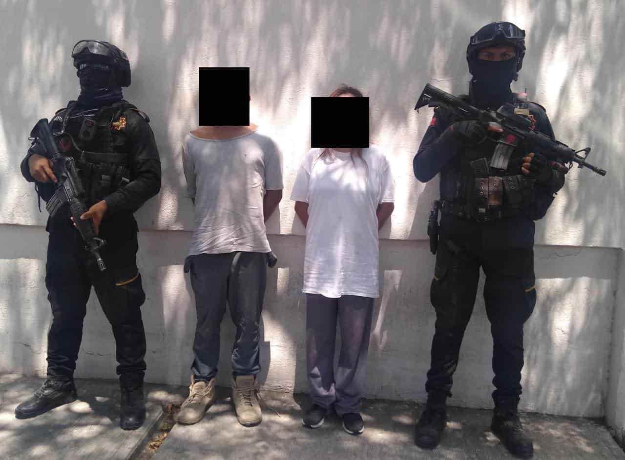 Dos miembros de un grupo de la delincuencia organizada fueron detenidos luego de arrojar estrellas ponchallantas a un convoy de Fuerza Civil, en Anáhuac.