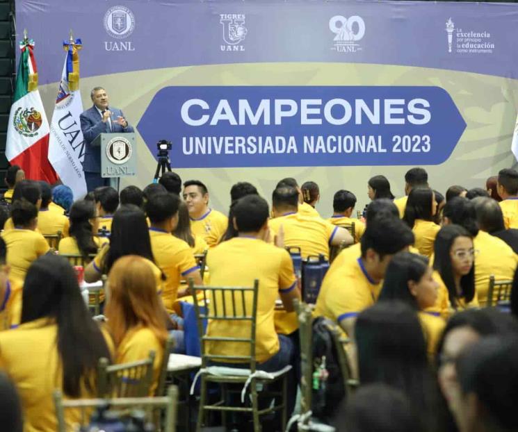 Convive Santos Guzmán con medallistas de UANL