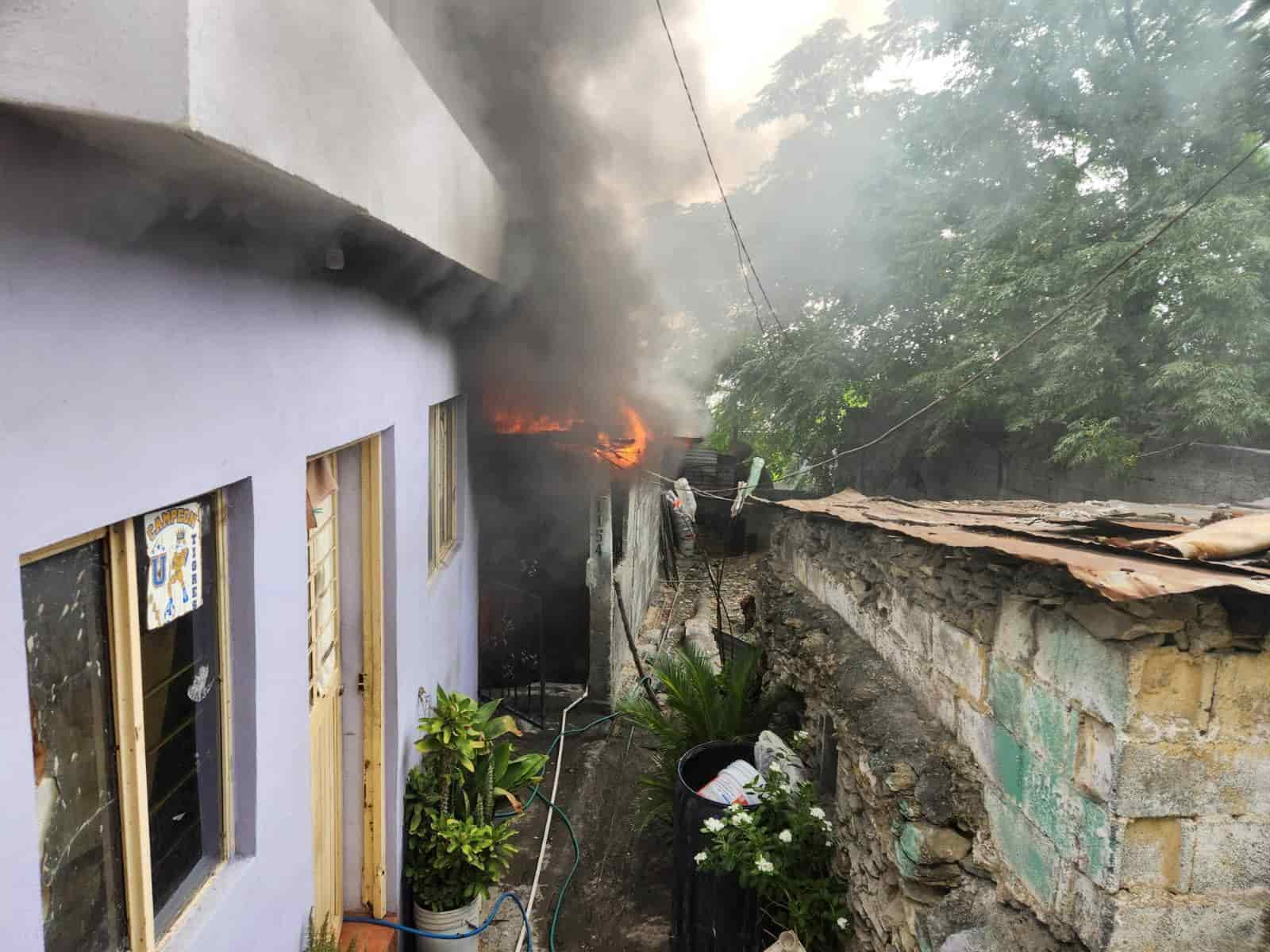 El incendio de un domicilio movilizó ayer a elementos de Bomberos de Nuevo León y Protección Civil, en la Colonia Independencia, al sur del municipio de Monterrey, donde se evacuaron al menos siete personas de viviendas aledañas.