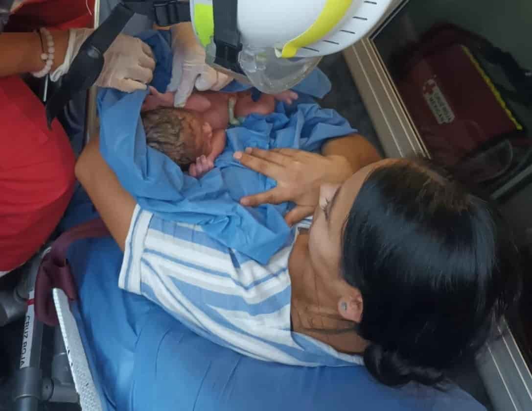 Una madre de familia que no alcanzó a llegar al hospital para el nacimiento de su bebé, fue auxiliada en labores de parto por oficial de la Policía de Monterrey.