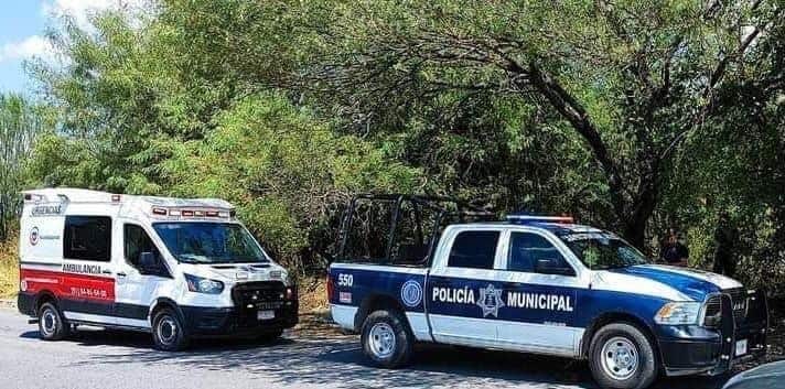 Elementos policiacos se movilizaron tras el hallazgo de un cuerpo sin vida y en avanzado estado de descomposición, esto en un terreno aledaño a en el municipio de Cadereyta.