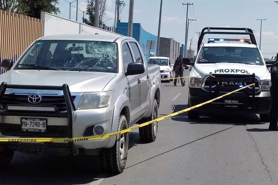 Elementos de la policía preventiva de Escobedo, lograron la detención de un hombre que robó una camioneta y se llevó colgado en el cofre, al propietario durante más de medio kilómetro.