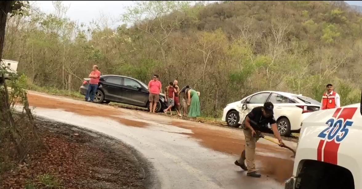 El susto de su vida se llevaron cuatro integrantes de una familia, al volcar su automóvil en un tramo carretero del municipio de Santiago, Nuevo León.