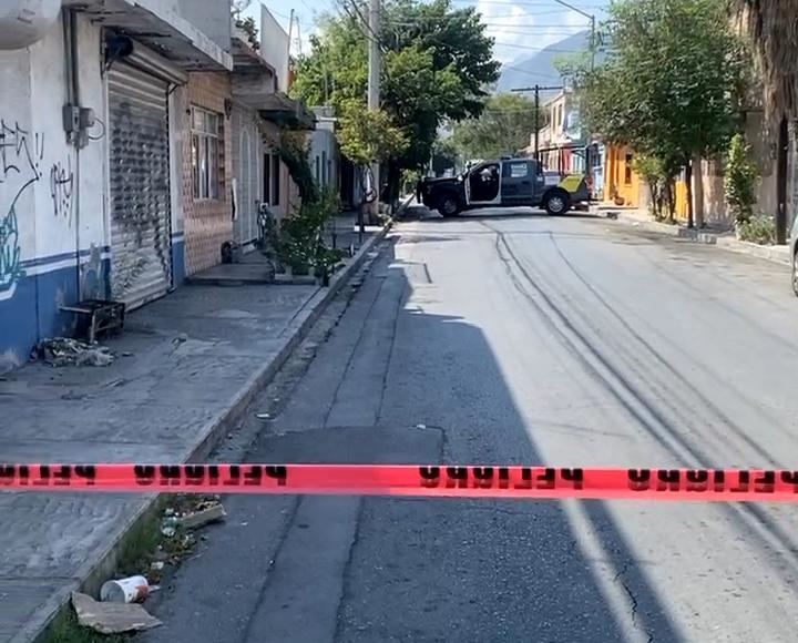 Un joven fue baleado por hombres armados, para luego pedir ayuda en una empresa de paquetería, ayer en el municipio de Santa Catarina.
