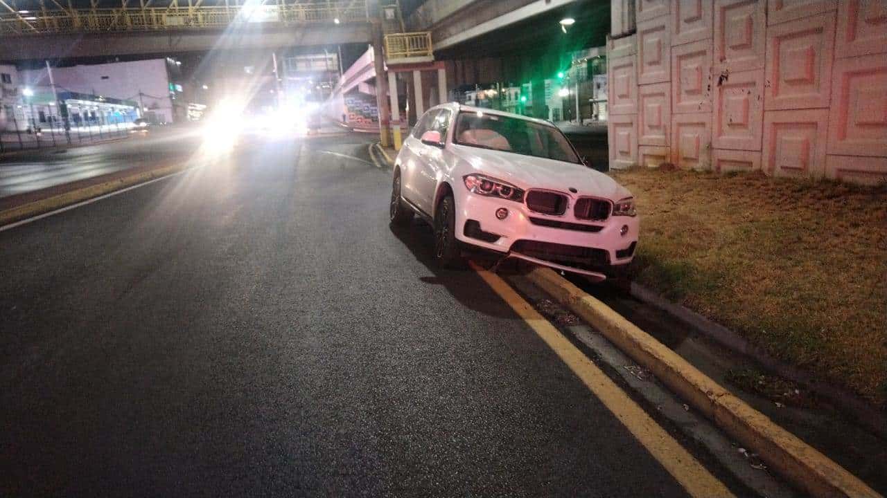Un conductor perdió el control de su auto y se subió al cordón de concreto de la Avenida Lázaro Cárdenas, sin que resultara lesionado, la noche del sábado en la Colonia Jardín de las Torres.