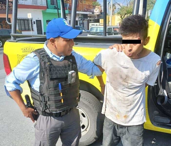 El activar el botón de alerta de una tienda de conveniencia, conectado al C4, evitó que un hombre presuntamente asaltara el negocio, siendo detenido por oficiales de la Policía de Monterrey, ayer en la Colonia Obrera.
