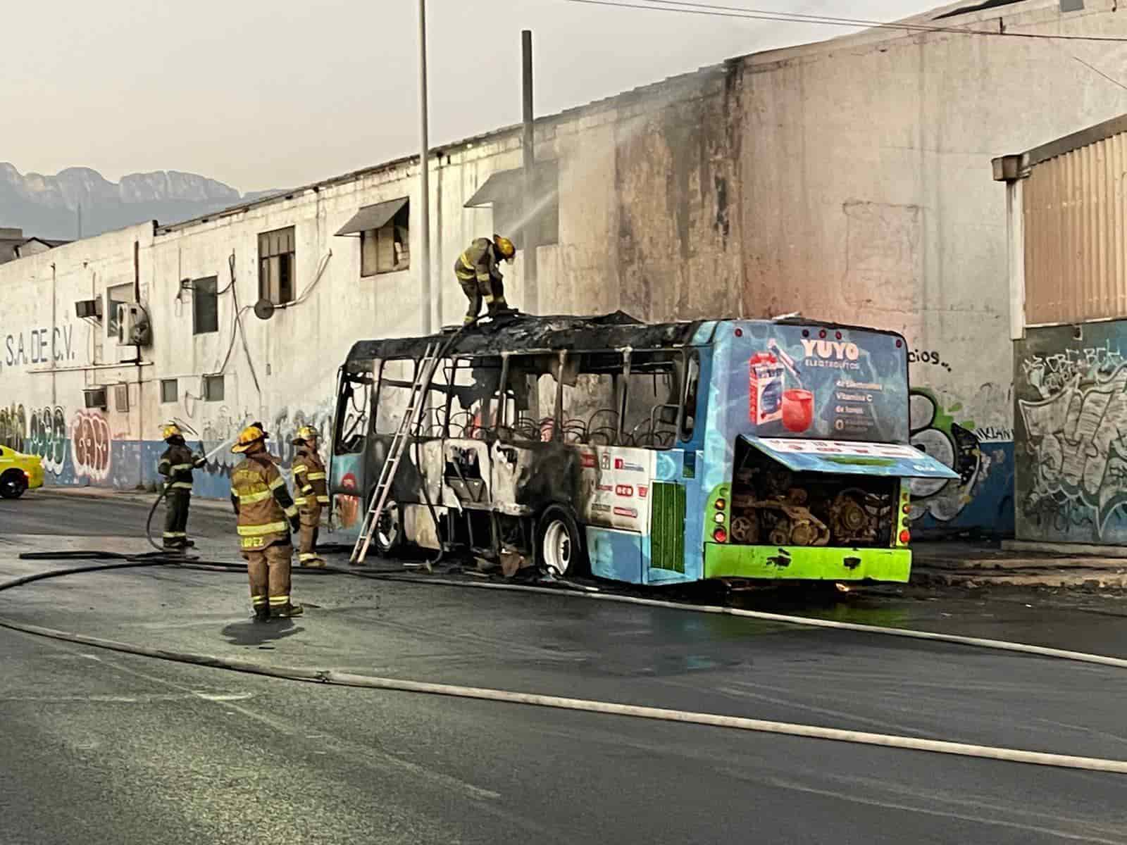Un transporte urbano de la Ruta 229 Ébanos se incendió en la Avenida Manuel L. Barragán a la altura de la Colonia Hidalgo, sin que el conductor ni sus más de 20 pasajeros resultaran lesionados, en el municipio de Monterrey.