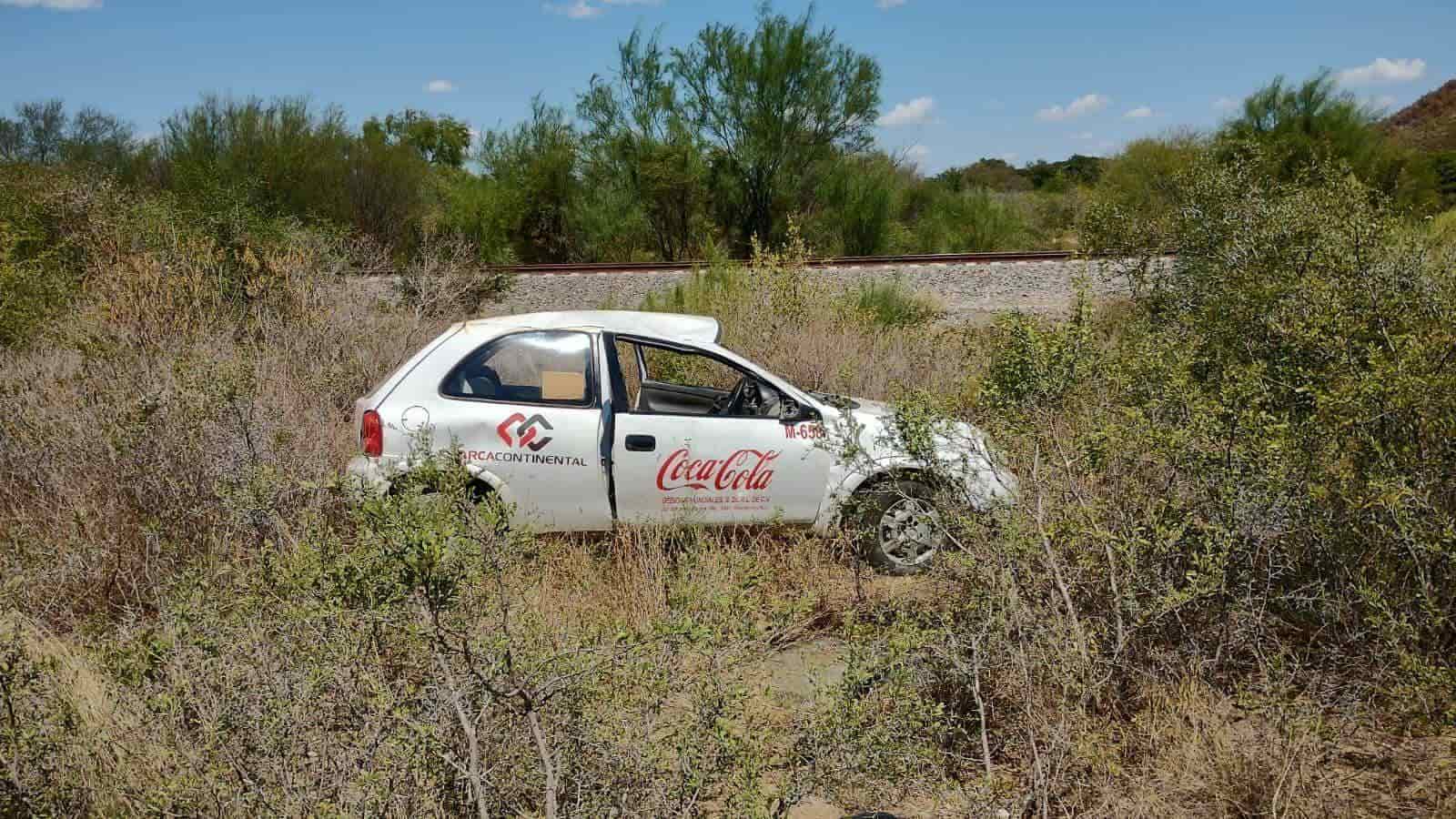 Tres promotores de una empresa embotelladora, terminaron con diversas lesiones, al volcar el automóvil en que se desplazaban a bordo de un automóvil compacto en el municipio de Montemorelos.