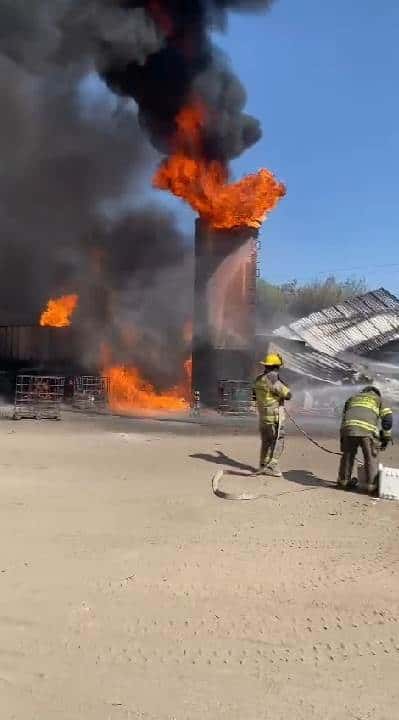 El incendio de contenedores de combustible "diésel" en una fábrica, movilizó ayer a elementos de Bomberos de Nuevo León y efectivos de Protección Civil del Estado, en el municipio de General Escobedo, sin que se reportaran lesionados.