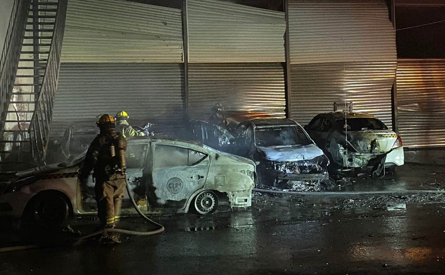 Cuatro ecotaxis se incendiaron y ante los hechos se registraron daños en viviendas y negocios contiguos, en la zona centro de la ciudad de Monterrey.