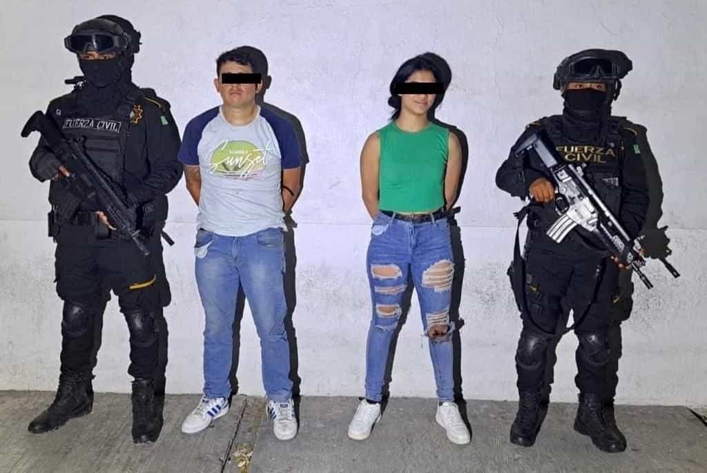 Una pareja de presuntos narcomenudistas, fueron detenidos por elementos de Fuerza Civil en calles de la Colonia Fomerrey 110, tras asegurarles droga y un arma de fuego.
