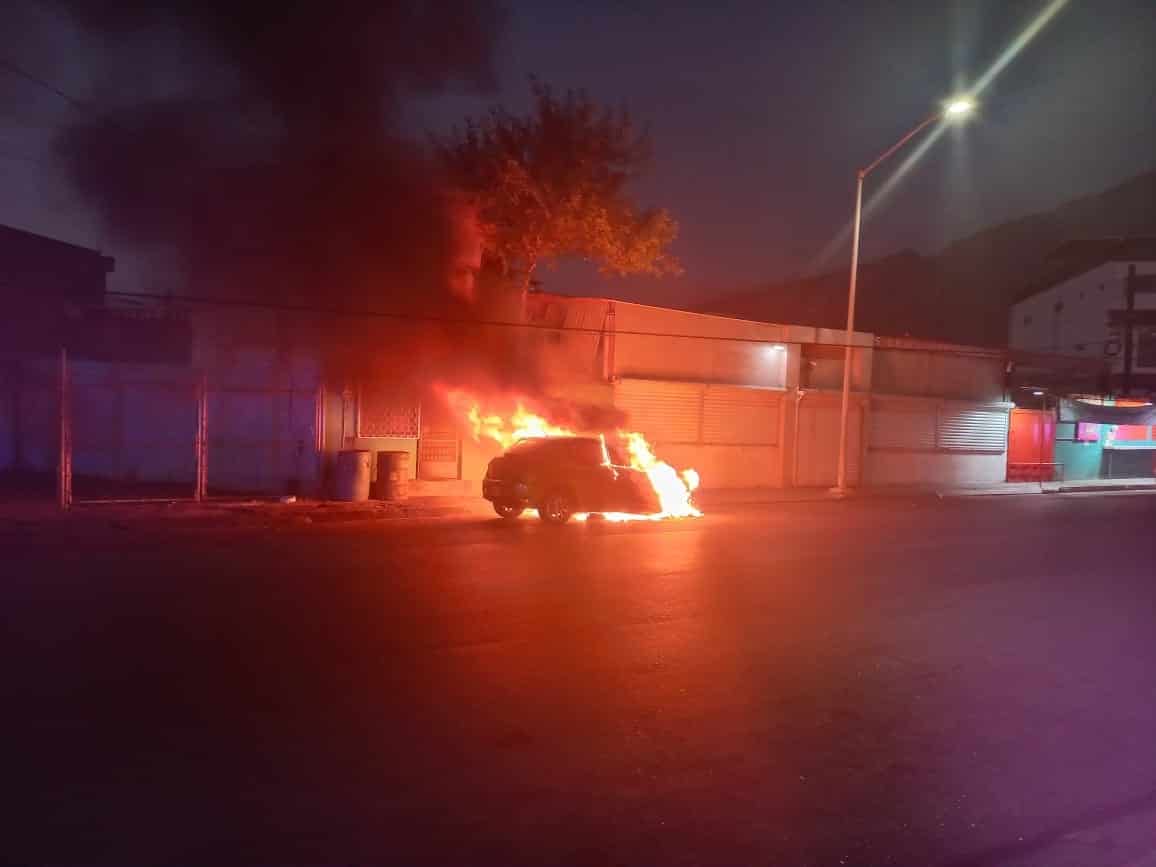El incendio de un vehículo en la Colonia San Jorge, municipio de Monterrey, movilizó ayer a elementos de Bomberos de Nuevo León y elementos de Protección Civil, sin que se reportaran lesionados.