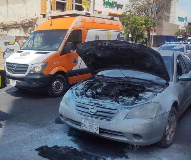 Se incendia auto en el centro de Monterrey