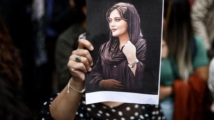 ¿Qué pasa en Irán a un año de la muerte de Jina Mahsa Amini?