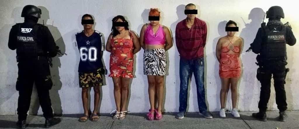 Policías de Fuerza Civil, aprehendieron la madrugada de ayer a tres mujeres y dos hombres en la colonia San Miguel, quienes portaban armas y droga.