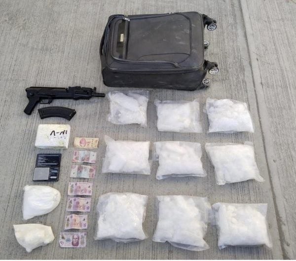 Una persona que llevaba 11 kilos de metanfetamina y 1 uno de cocaína, fue detenido por elementos de Fuerza Civil en el municipio de General Escobedo.