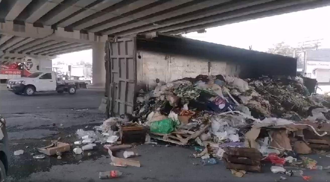 Una persona lesionada fue el saldo que dejo la volcadura de un tracto camión, que transportaba más de siete toneladas de basura, en el municipio de Escobedo.