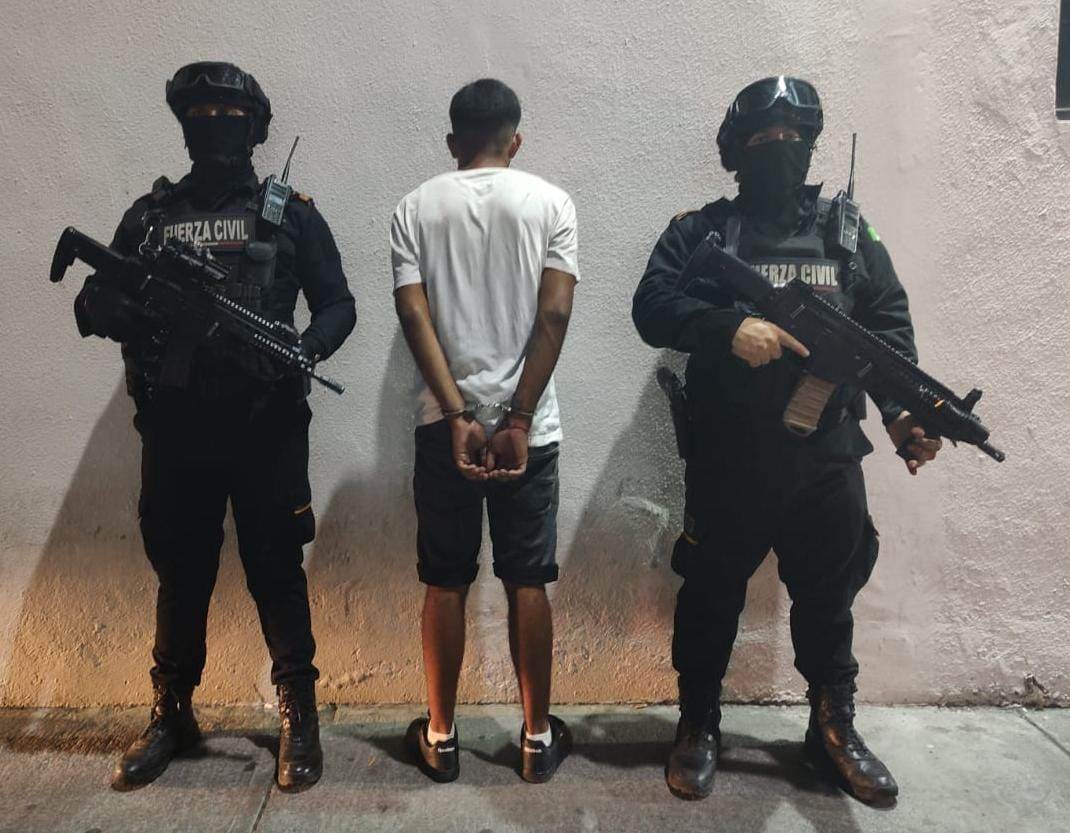 Un presunto vendedor de droga fue detenido por elementos de Fuerza Civil quienes le aseguraron drogas, arma y dinero, al norte de Monterrey.